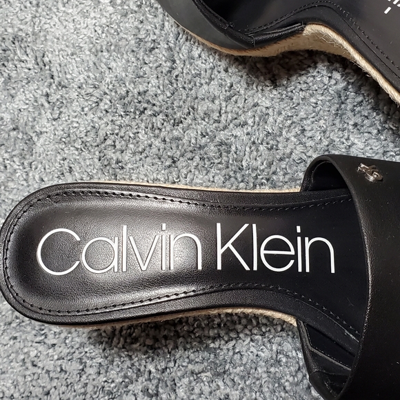 Calvin Klein - Picture 7 of 8